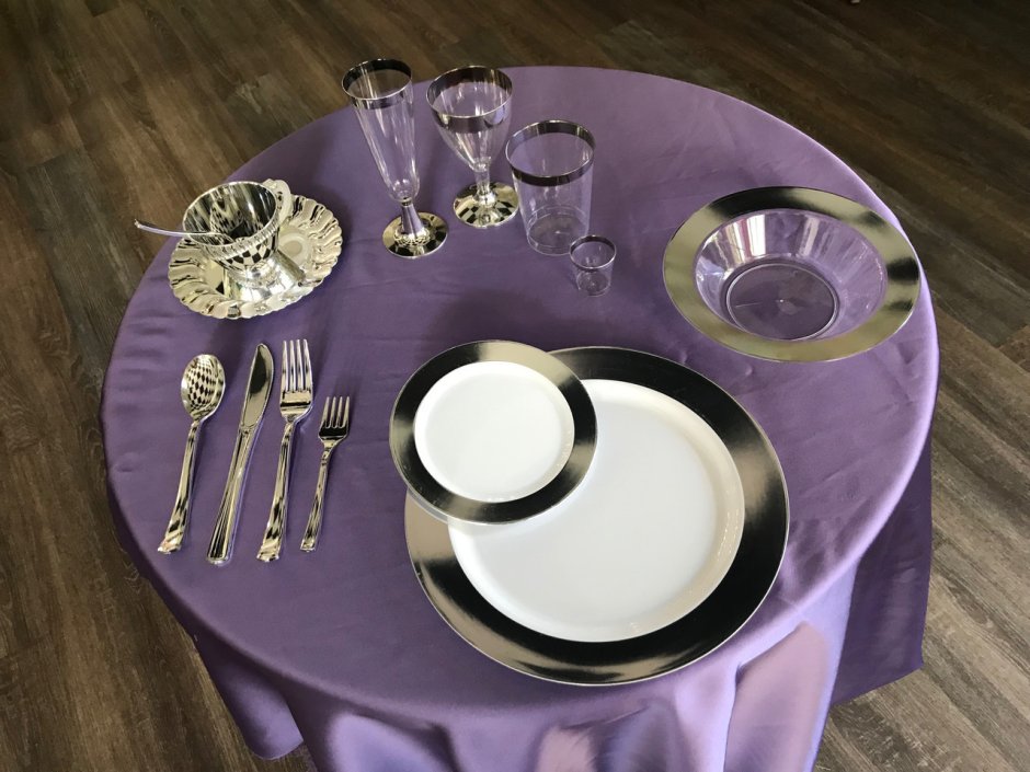 Сервировка стола с черными тарелками