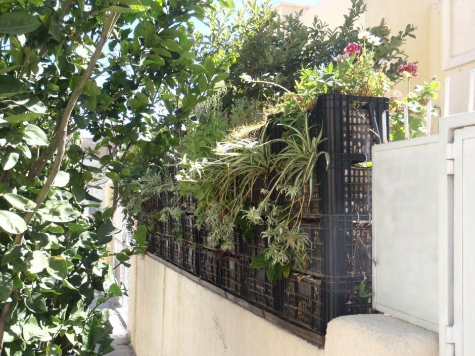 Ограждение из пластиковых ящиков