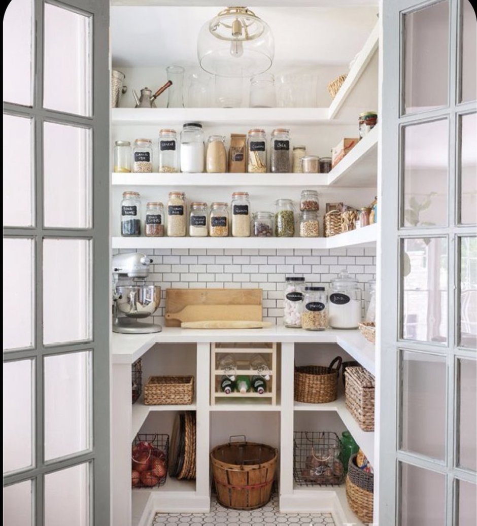 Интерьер кладовки