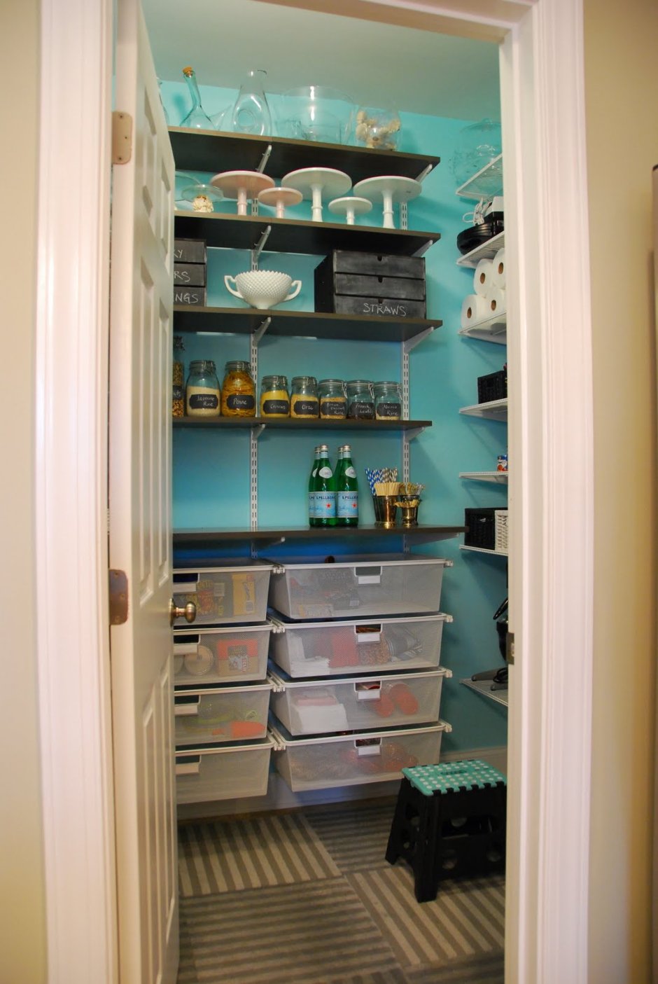 Крашенная кладовка с полками