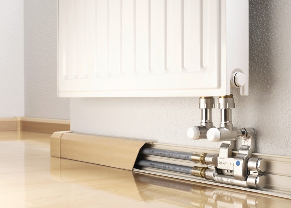 Плинтус для труб отопления Rehau