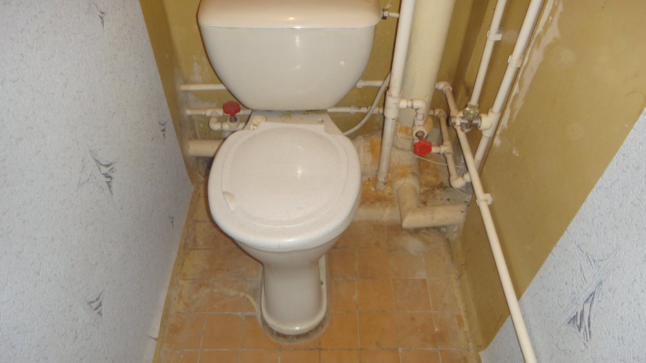 Пластиковые трубы в туалете