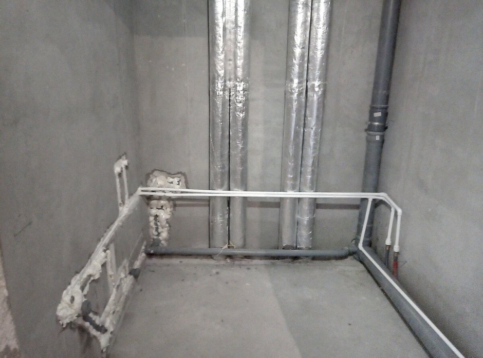 Маскировка канализационных труб в ванной