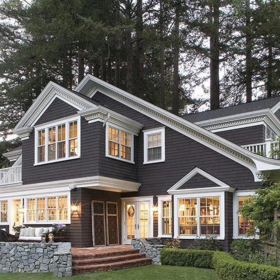 Светлый дом с серой крышей