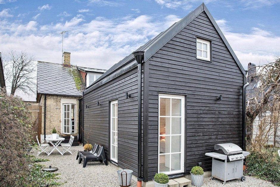 Домик из серых досок