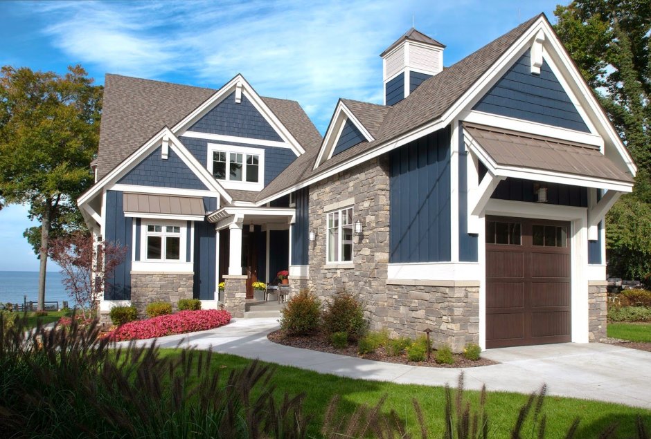 Розовый дом с серой крышей