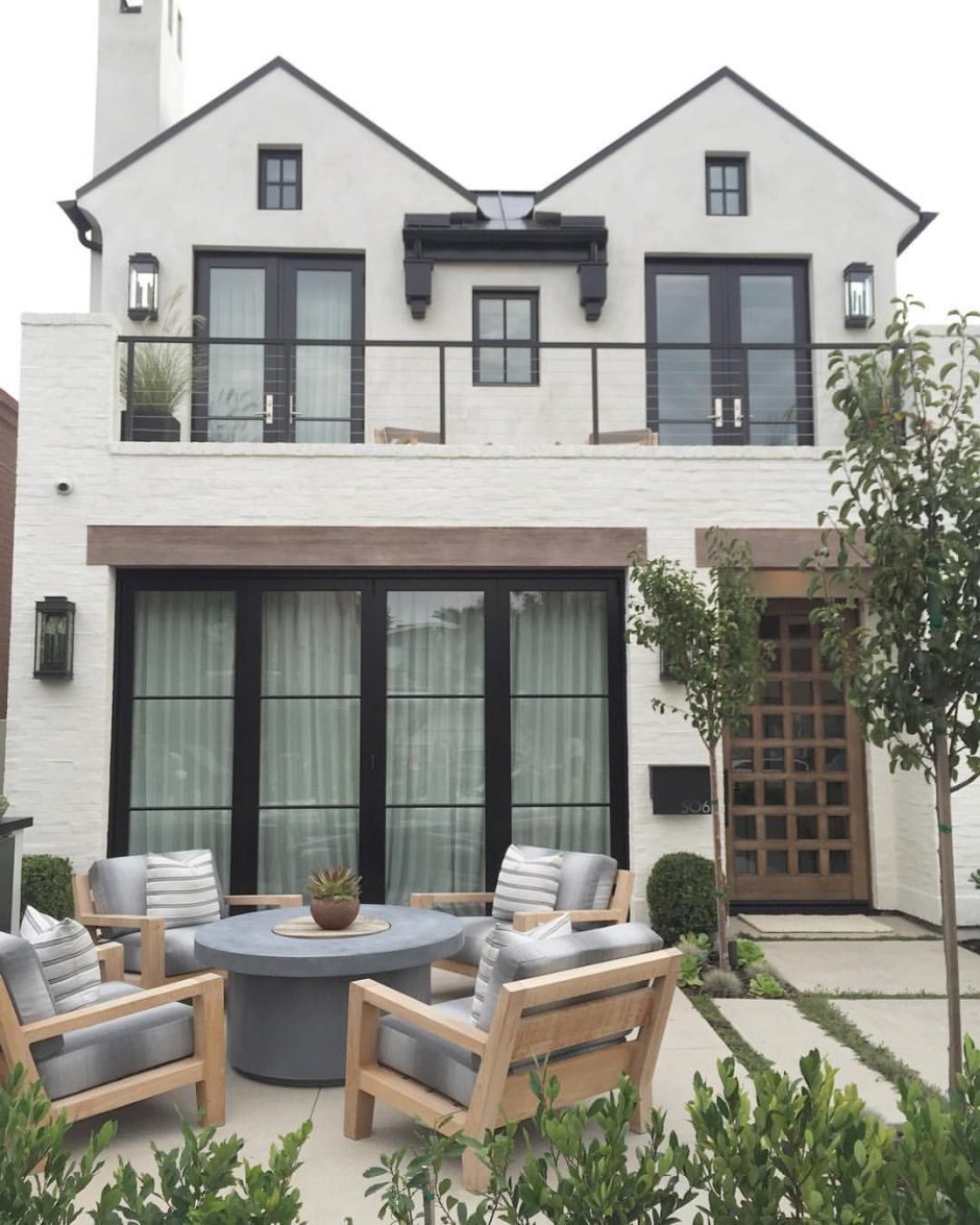 Фасады домов с серыми окнами