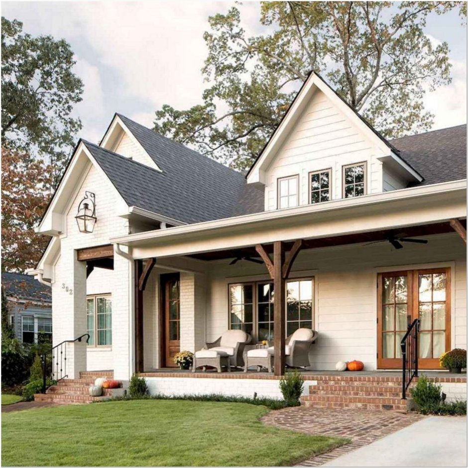 Розовый дом с серой крышей