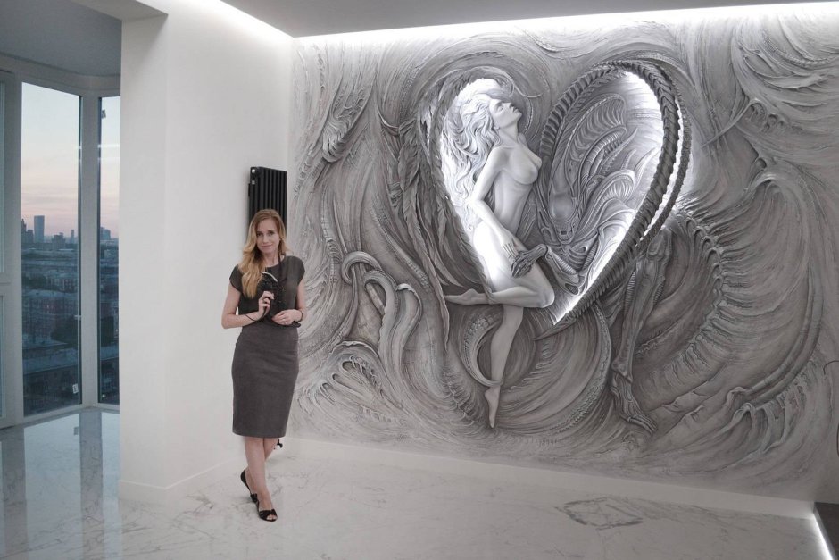 Барельеф конь на стене