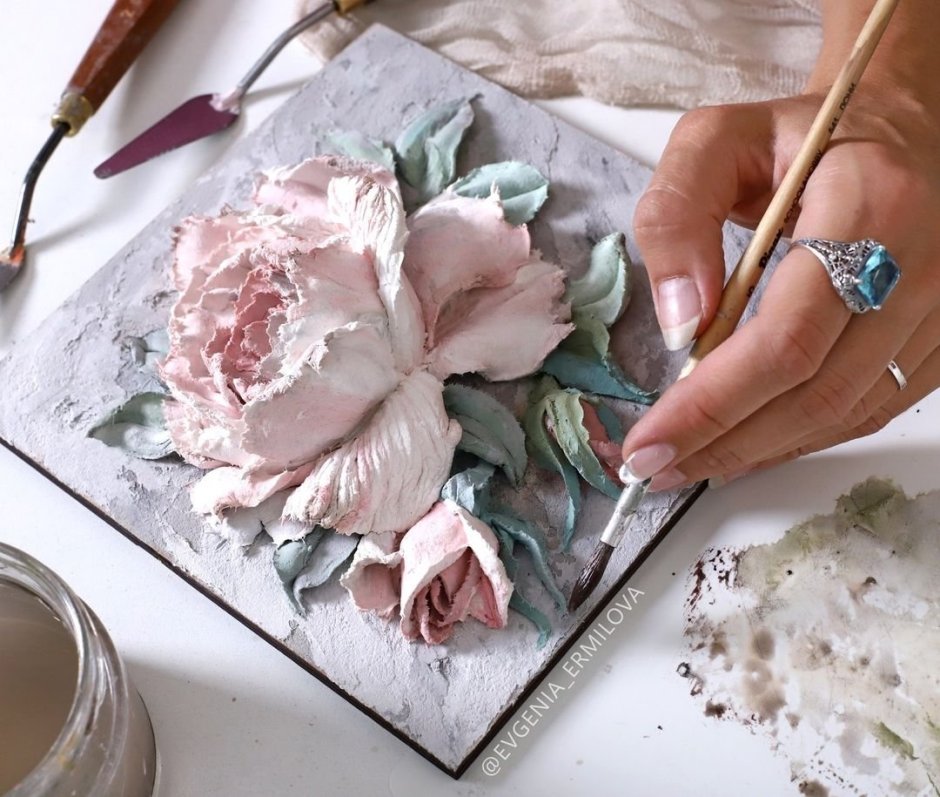 Барельеф осьминог на стене