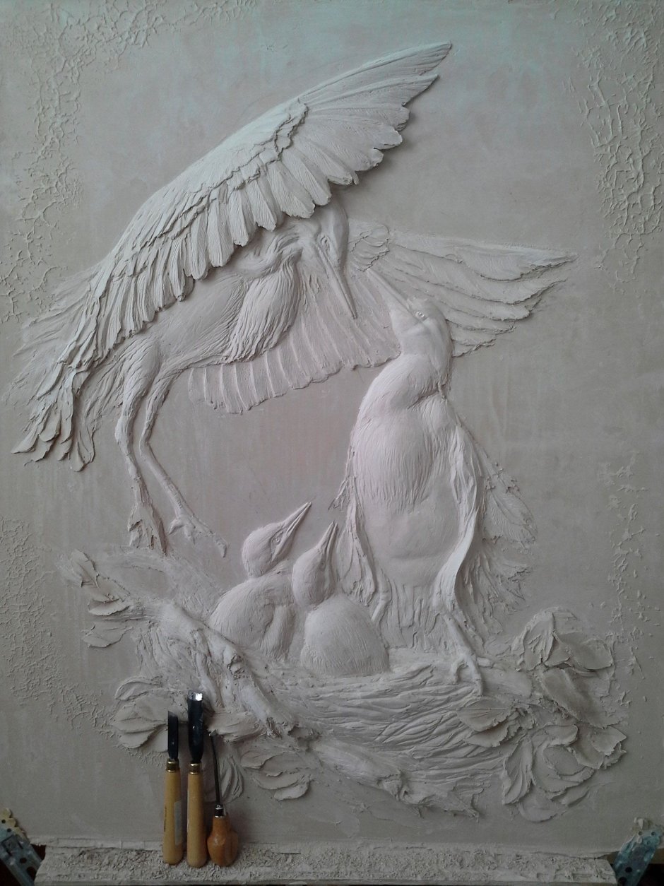 Барельеф девушка на стене