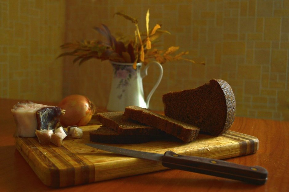 Натюрморт с красками и кистями