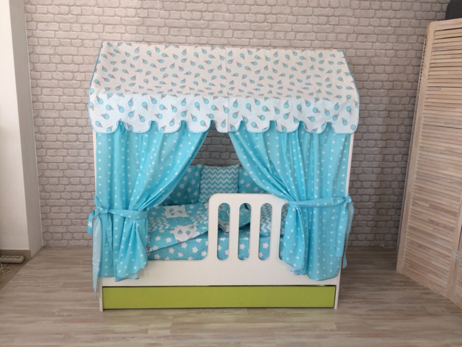 Шторка на детскую кроватку