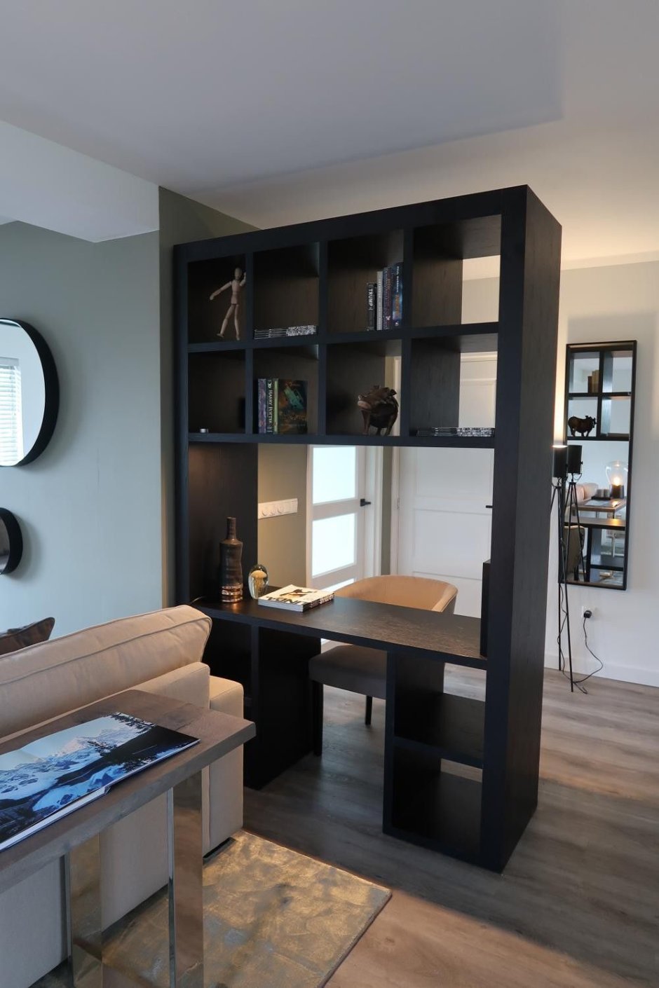 Компьютерный стол с перегородкой для зонирования