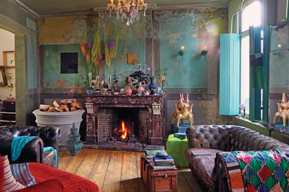 В стиле бохо интерьер с камином