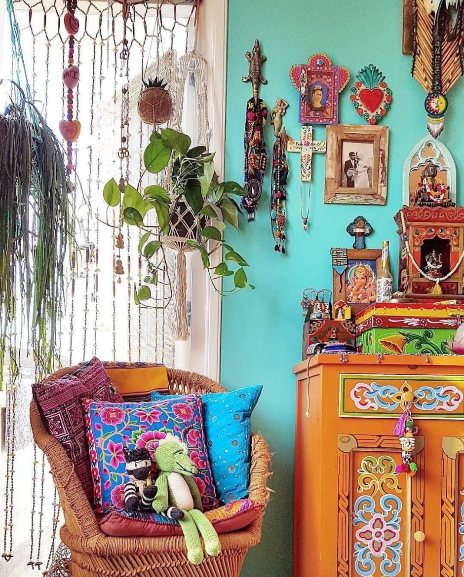 Яркая комната в стиле бохо