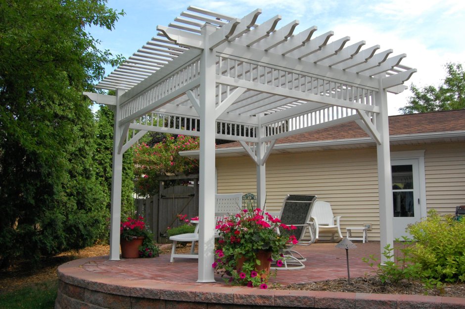 Бело желтая пергола