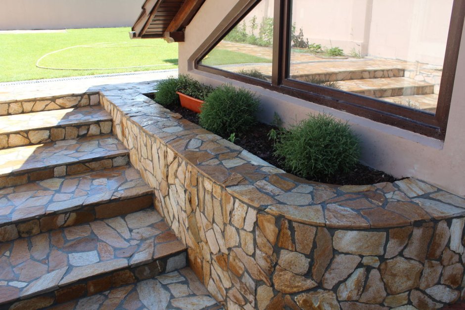 Ступени из златолита