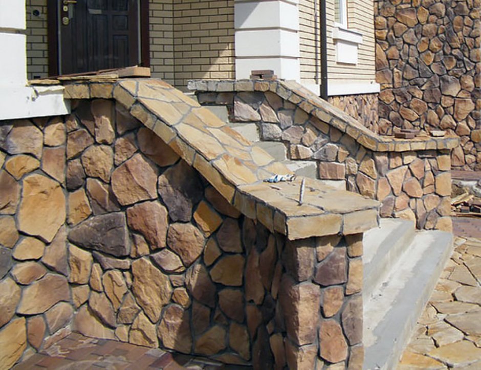 Отделка цоколя натуральным камнем