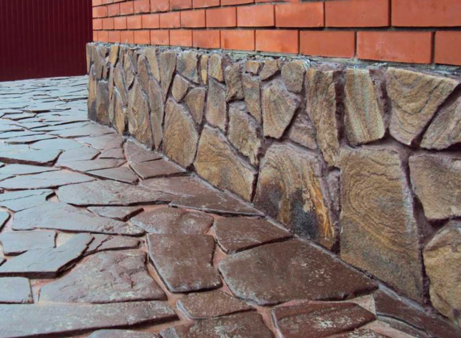 Отделка цоколя камнем