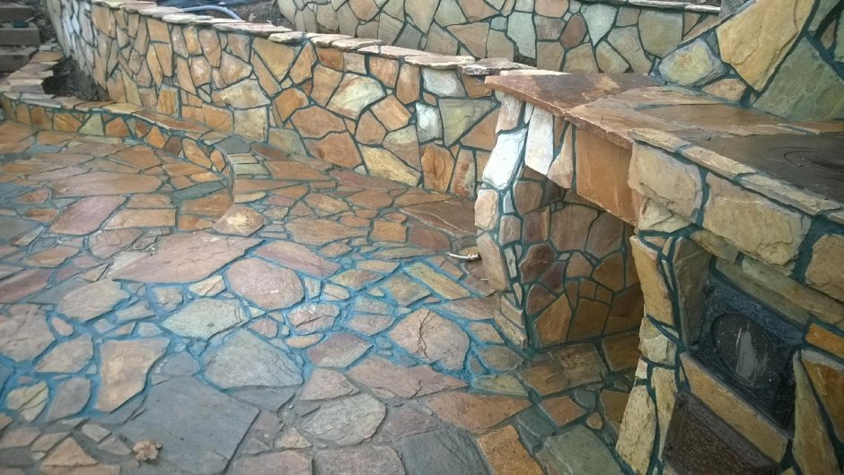 Камень пластушка на стене