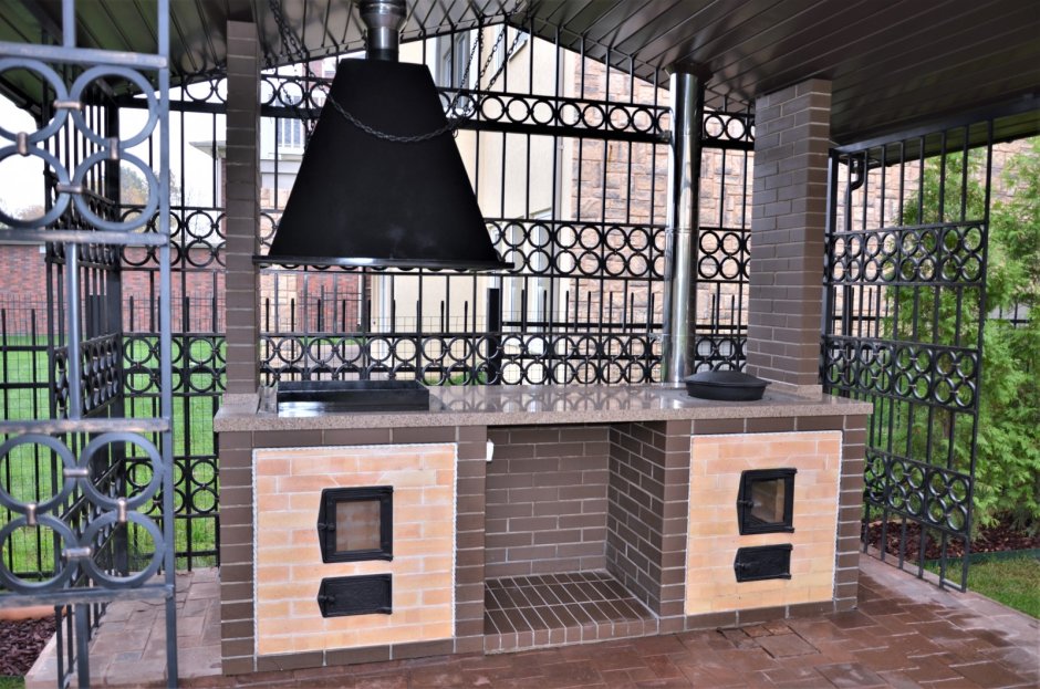 Барбекю комплекс из металла и кирпича