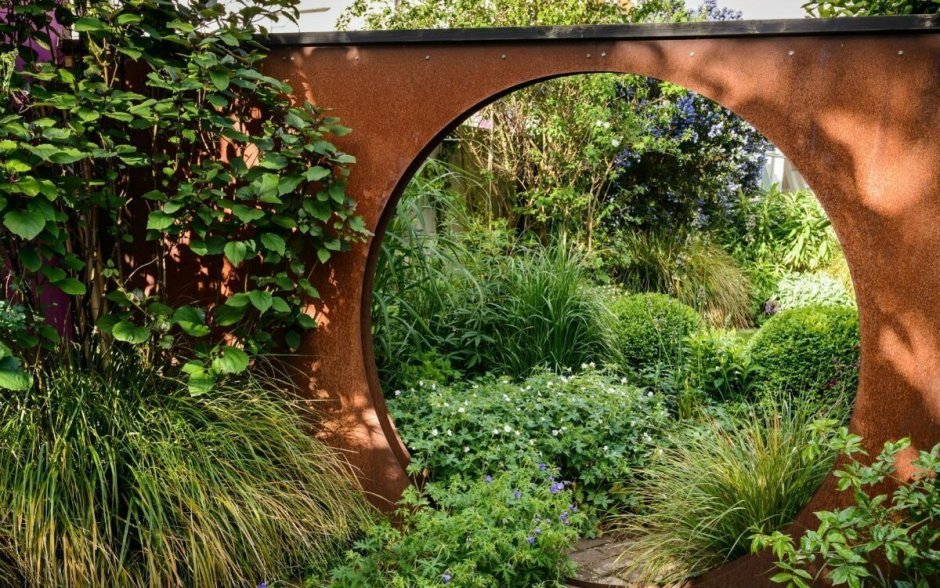 Лунные ворота в китайском саду