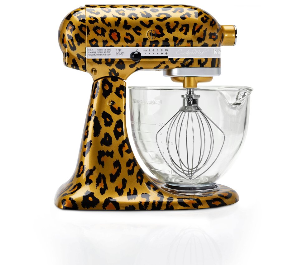 Сочетание белой кухни с обоями