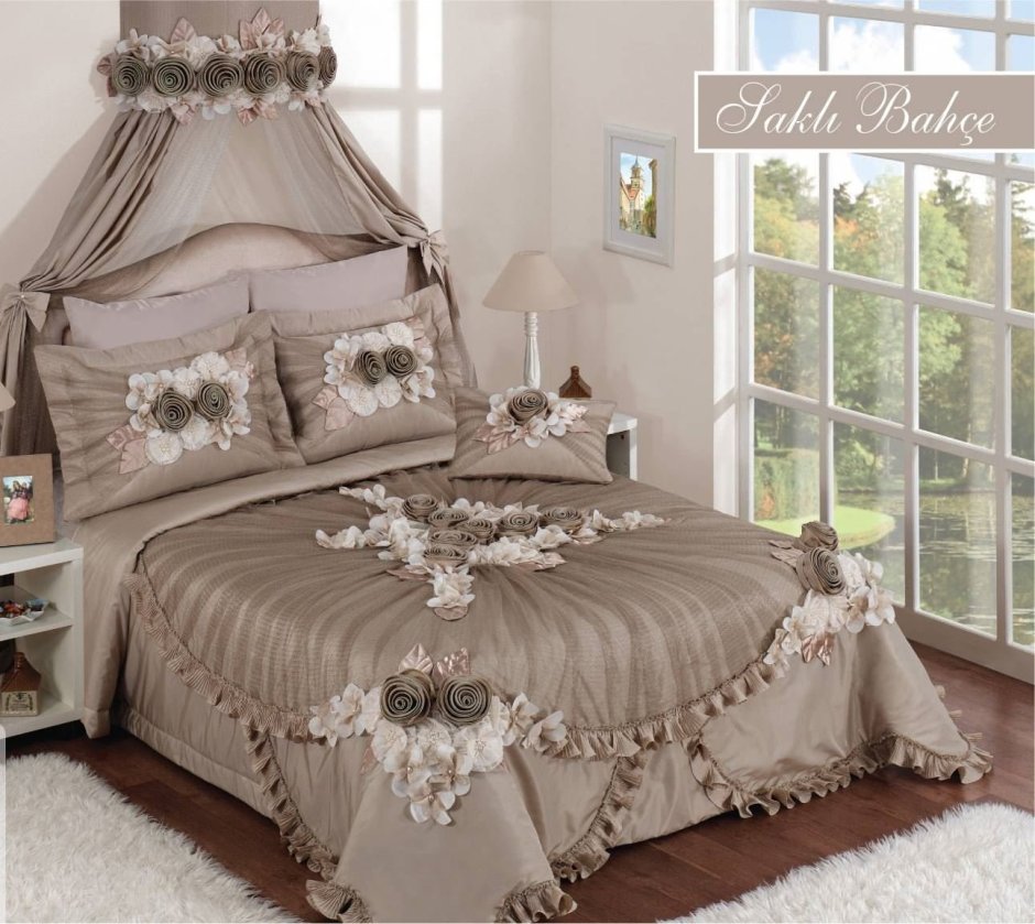 Красивый комплект в спальню с покрывалом