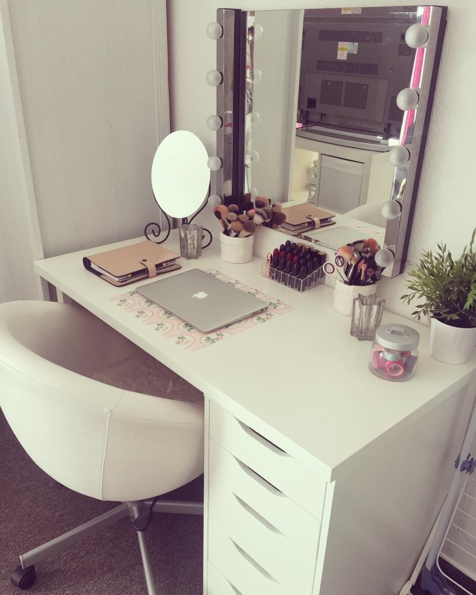 Письменный стол совмещенный с туалетным