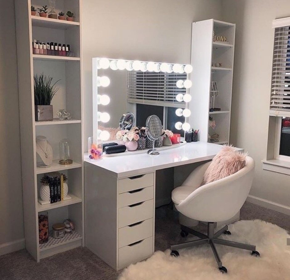 Комната для девушки с туалетным столиком
