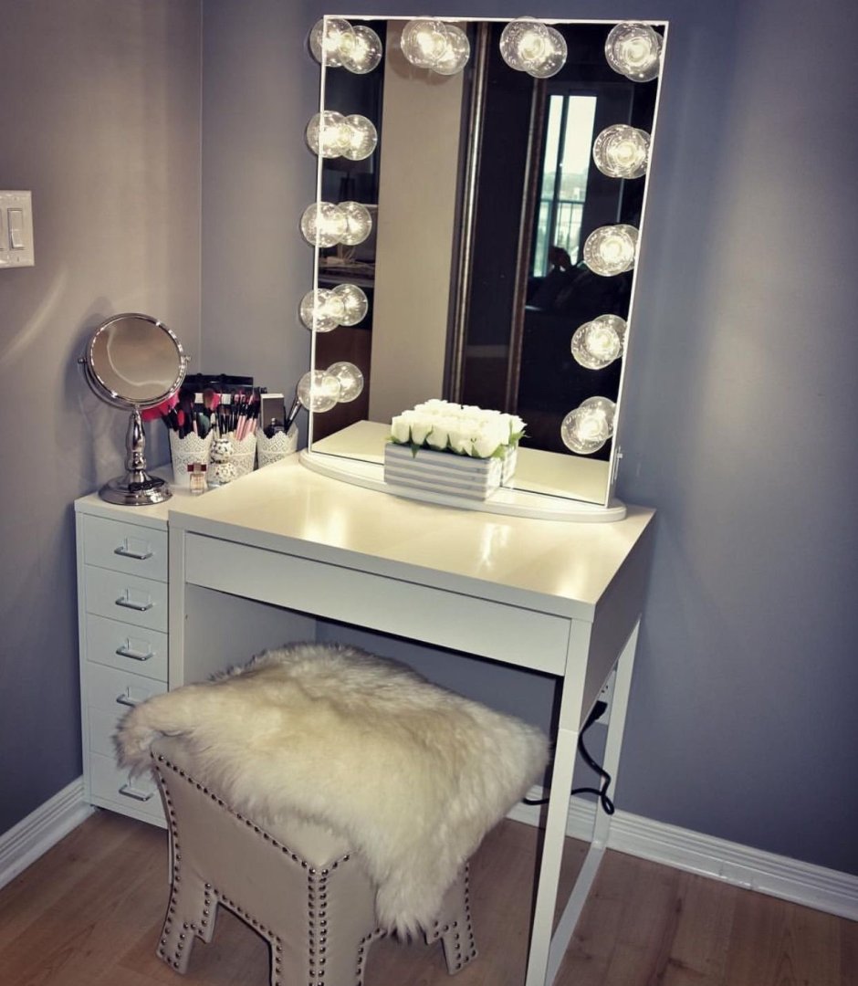 Столик для макияжа