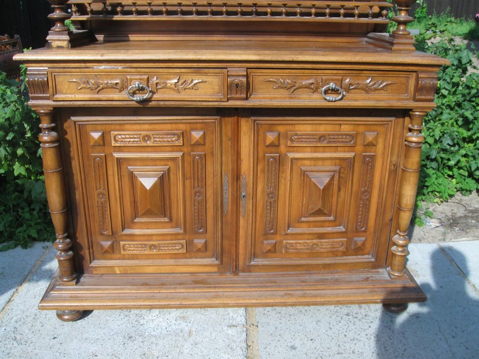 Старинная мебель из дерева