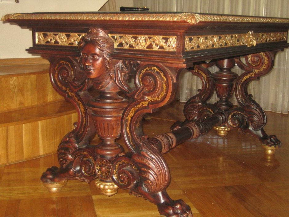Резной стол