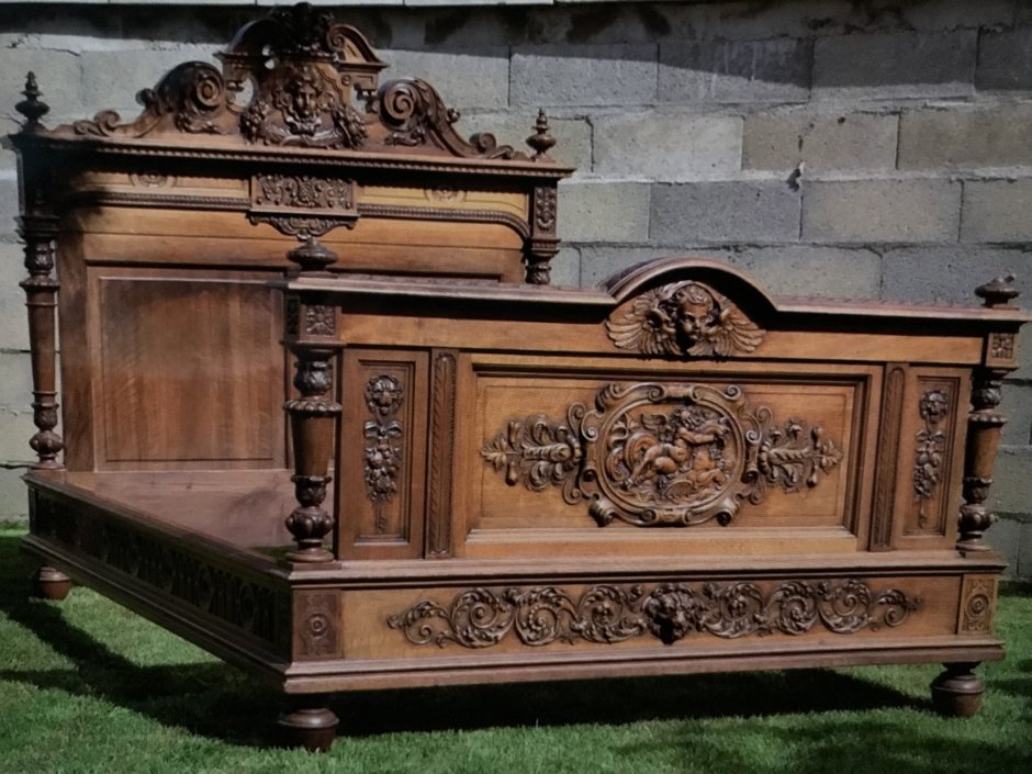 Старинные кровати из дерева