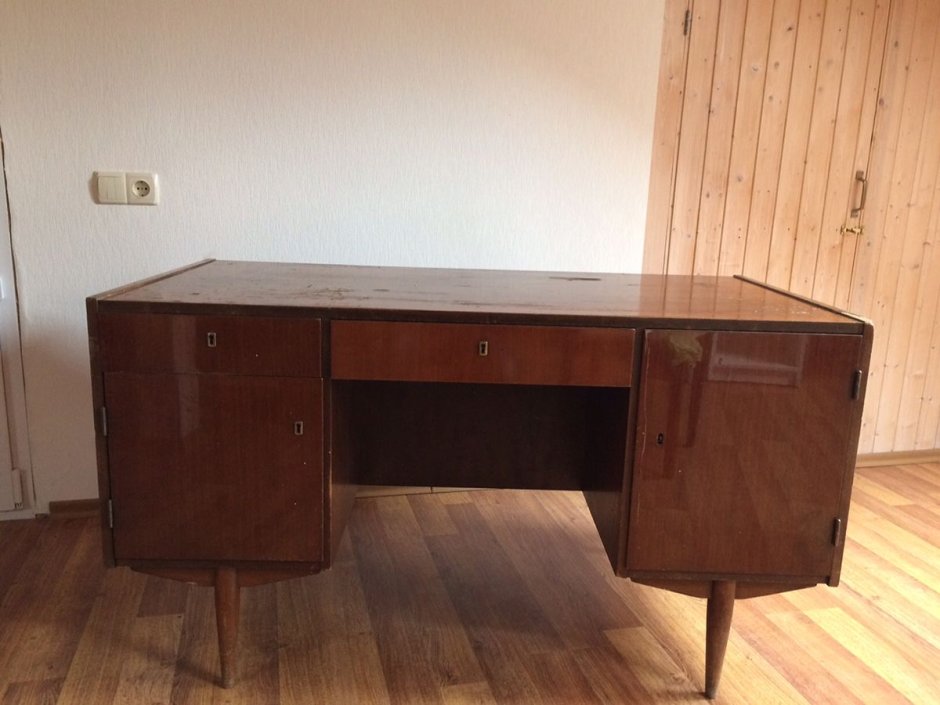 Элегантный письменный стол