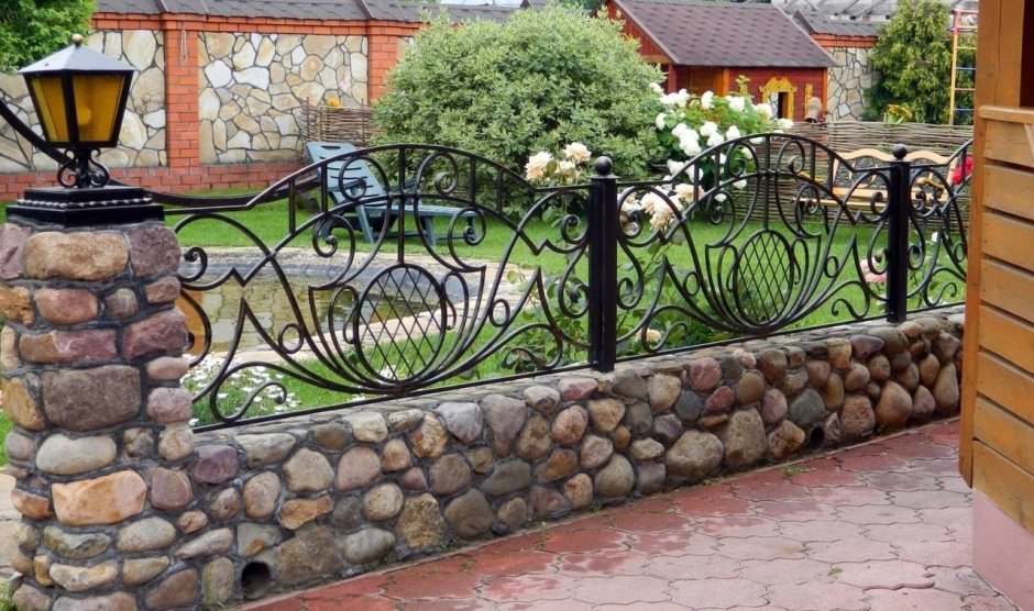Забор из камня и металла