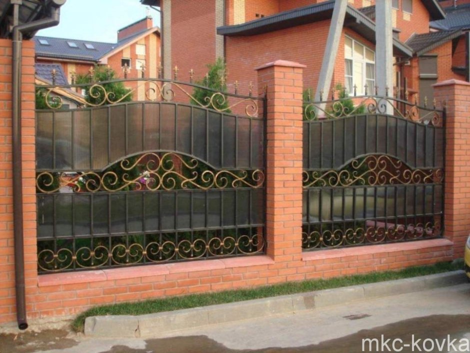 Забор ковка с поликарбонатом