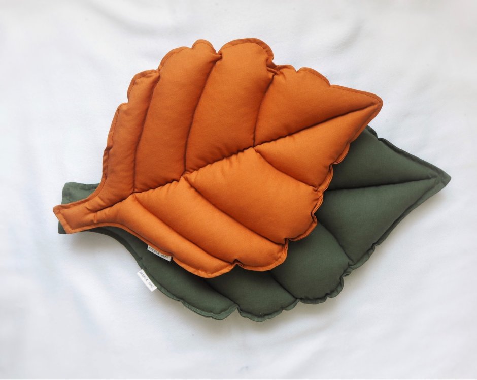 Подушка декоративная с листиками