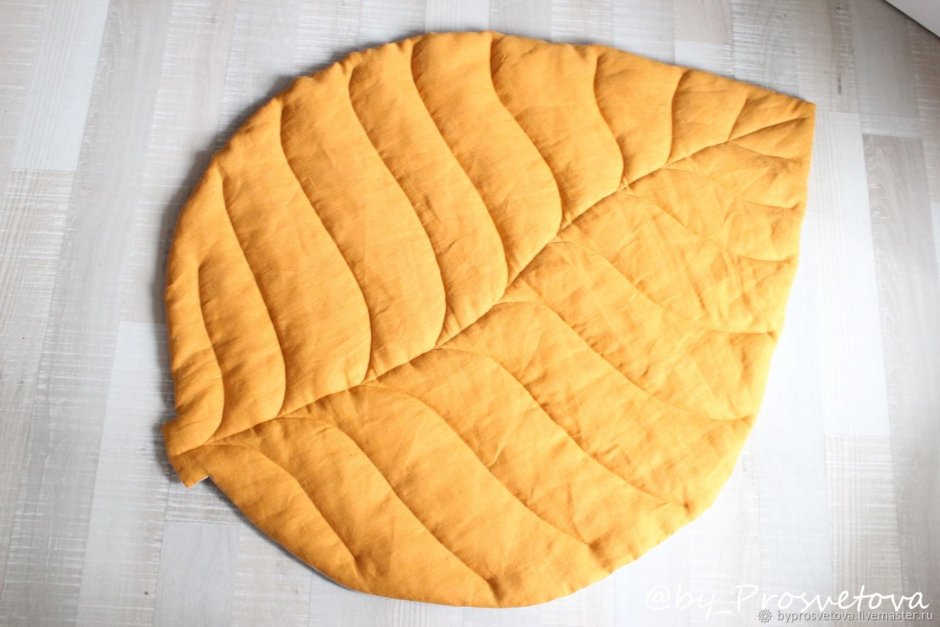 Подушка в виде листа