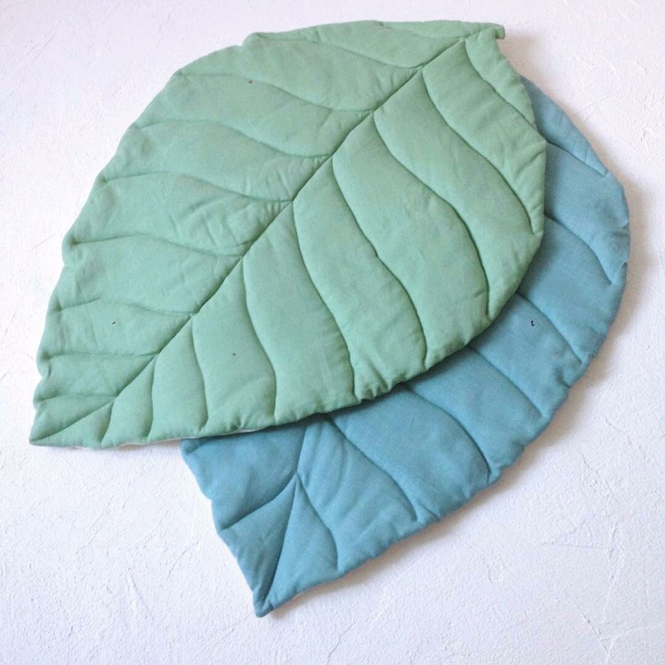 Подушки в виде листьев