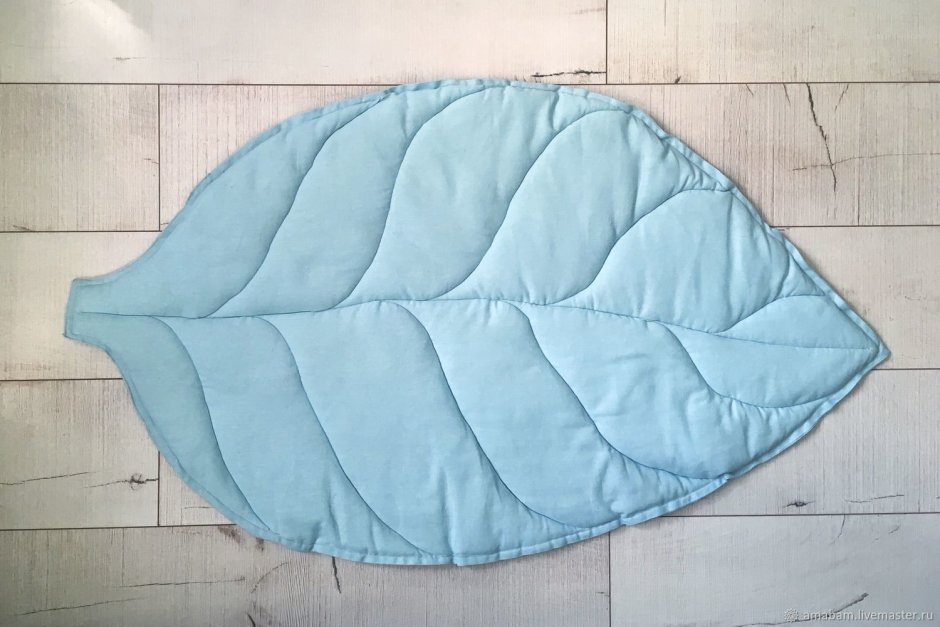 Подушка в форме листа