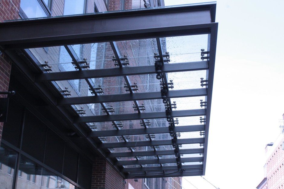 Стеклянный навес на металлокаркасе