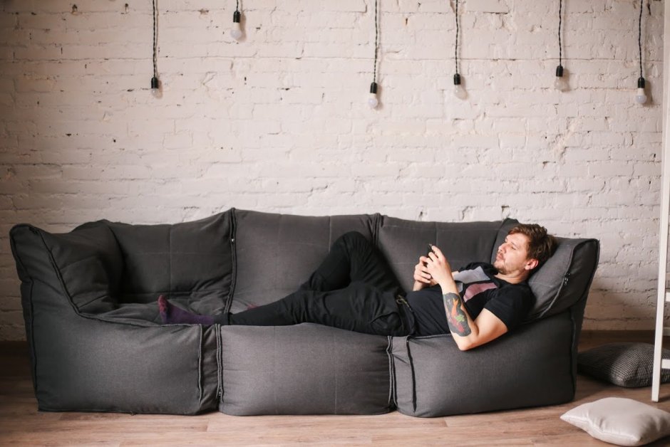 Человек на диване