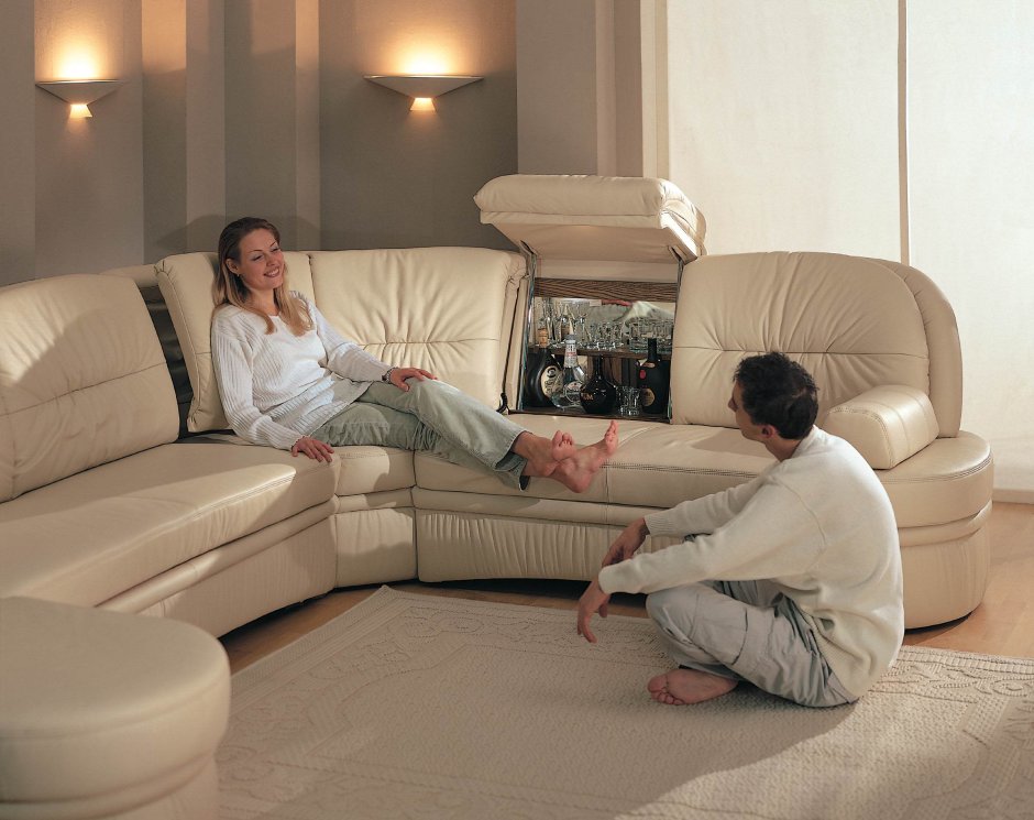 Мужчина лежит на диване