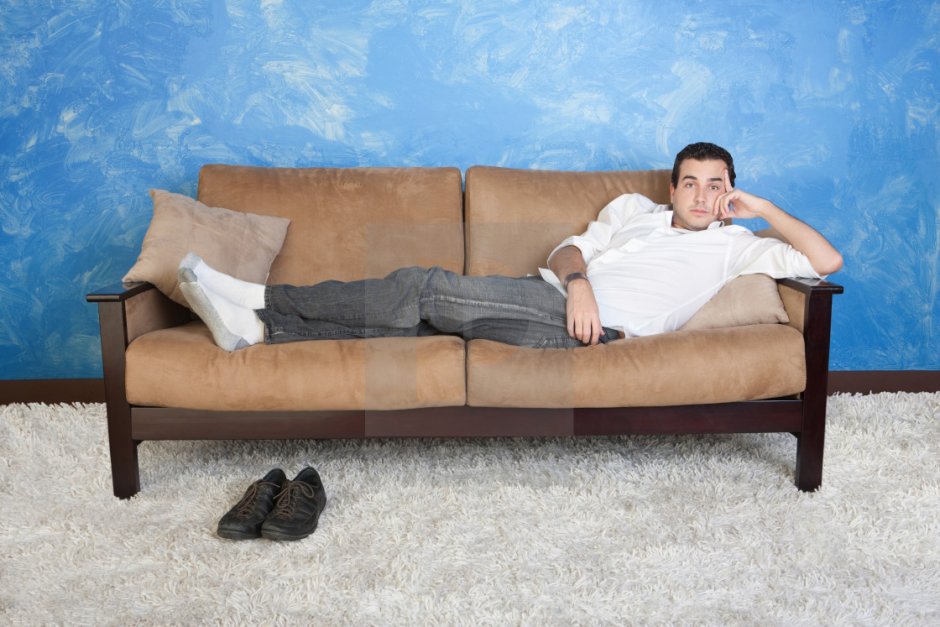Человек на диване