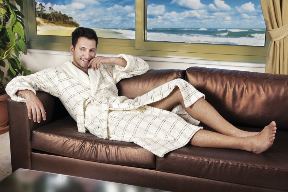 Симпатичный парень на диване