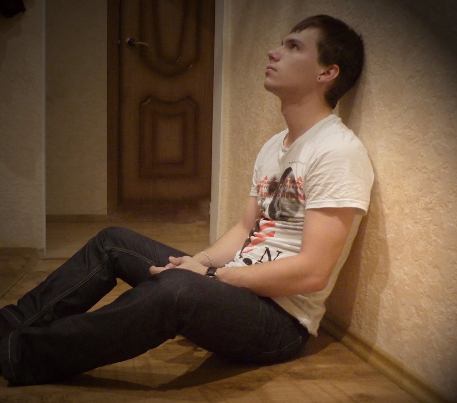 Парень на диване с ноутбуком