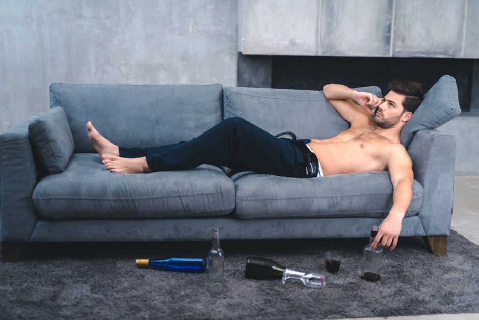 Мужчина в кресле