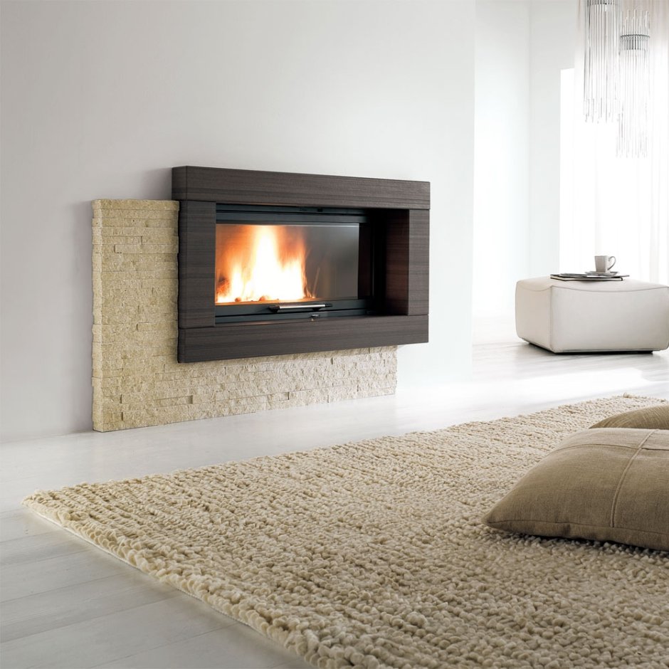 Декоративный камин в доме